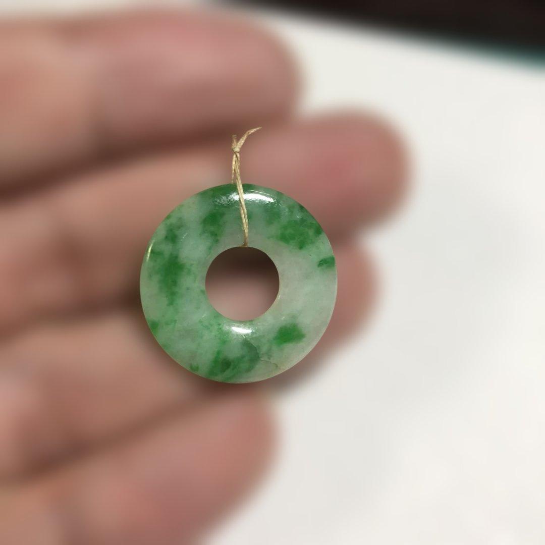 12640 本物翡翠製緑色円形ペンダント