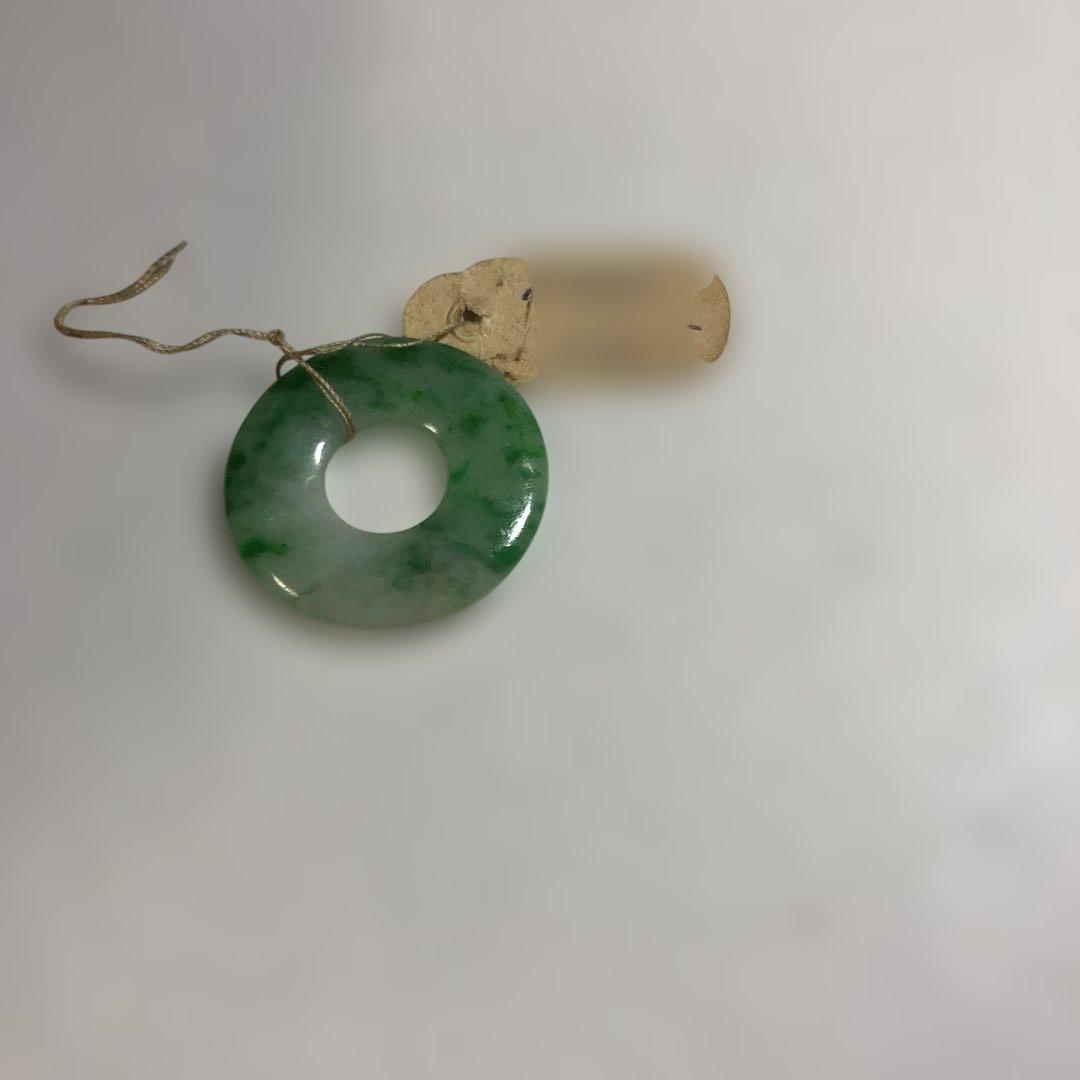 12640 本物翡翠製緑色円形ペンダント