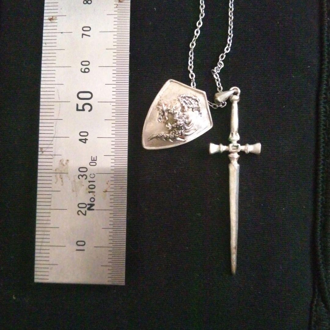 剣と盾のペンダントトップ（シルバー）ファンタジー コスプレ