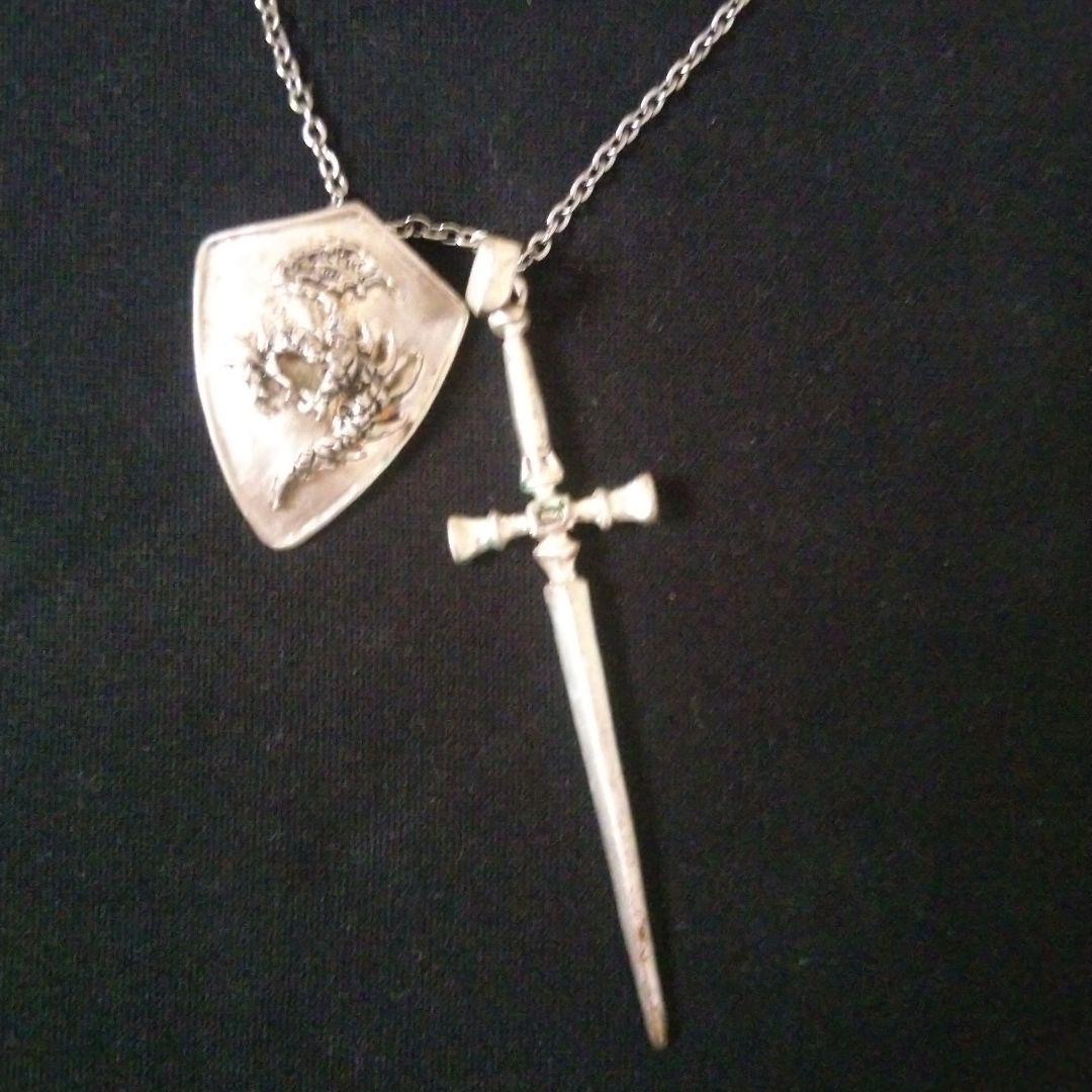 剣と盾のペンダントトップ（シルバー）ファンタジー コスプレ