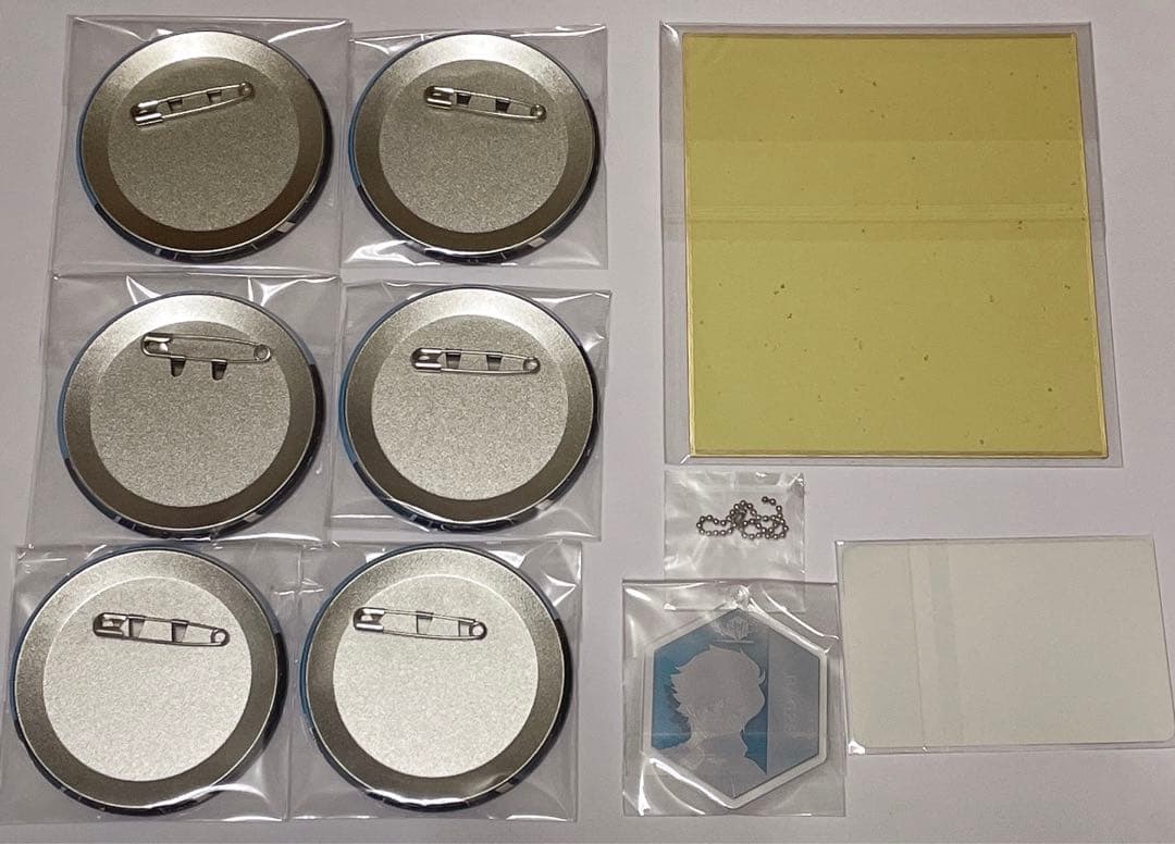 ワールドトリガー ミュージアム　ヒュース　缶バッジ　キーホルダー　特典　色紙