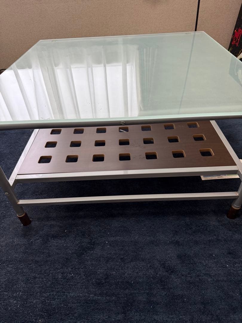 ガラス天板のコーヒーテーブル