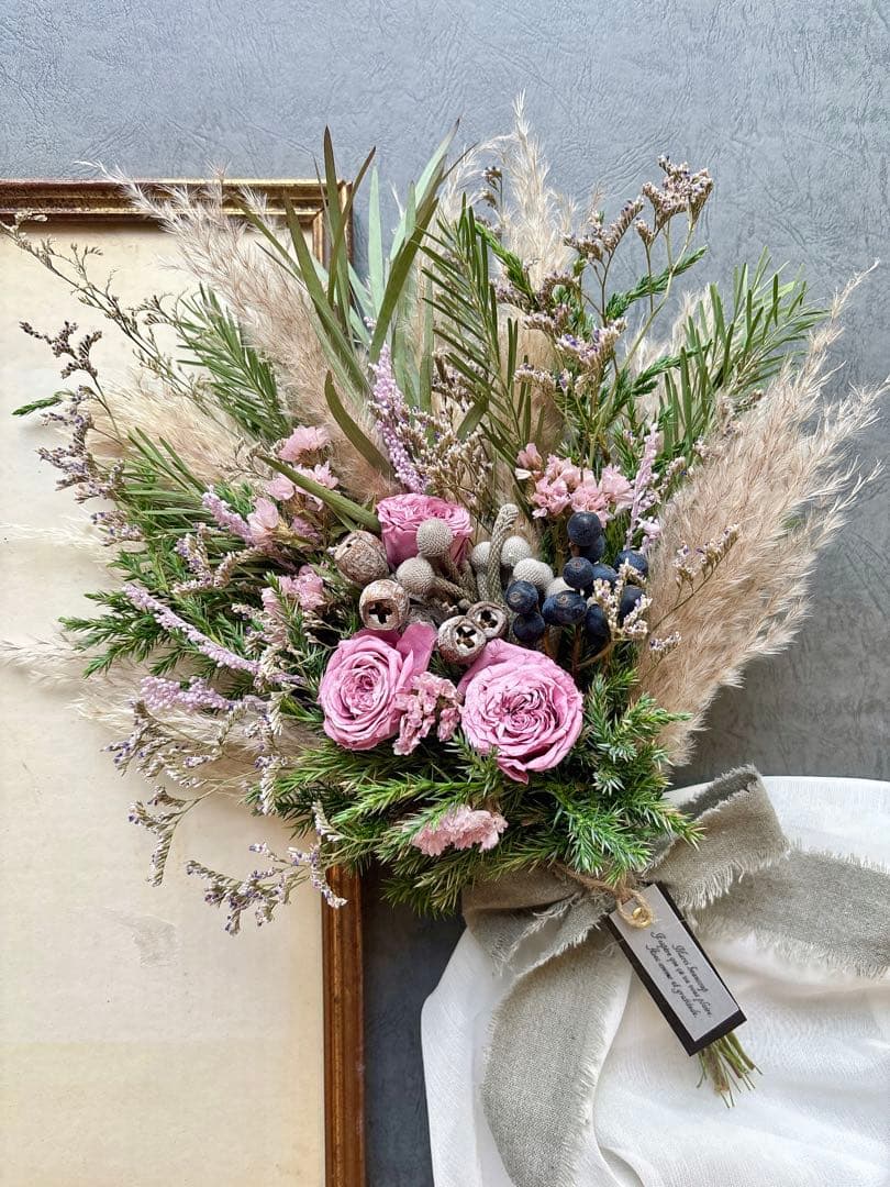 大人ピンクのナチュラルブーケ　アンティークラカラープリザーブドローズ　前撮り