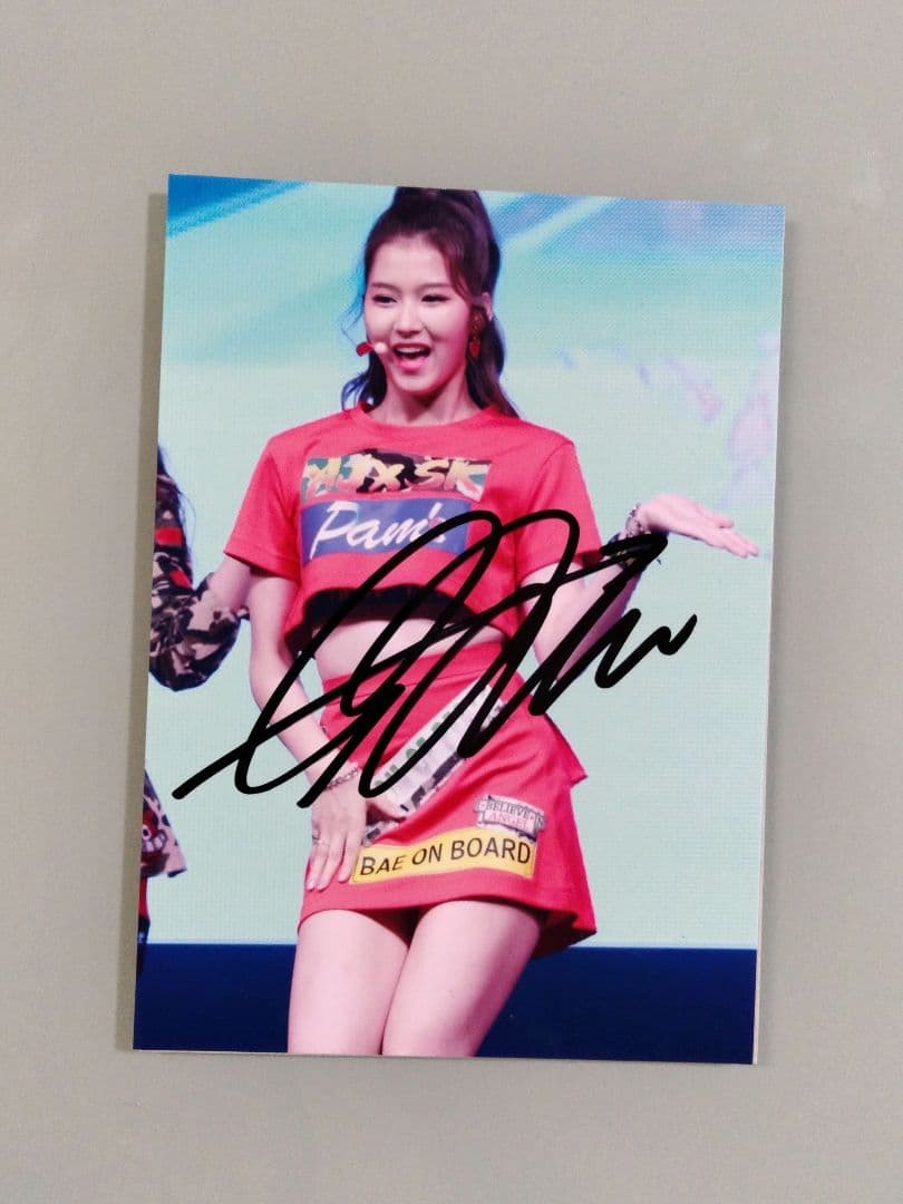 セール中…サナ直筆サイン入り2Lサイズ写真…SANA…TWICE… - メルカリ