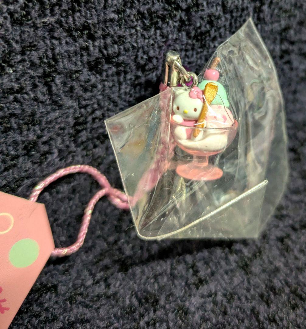 m*a様 ハローキティ アイスサンデー 根付ストラップ