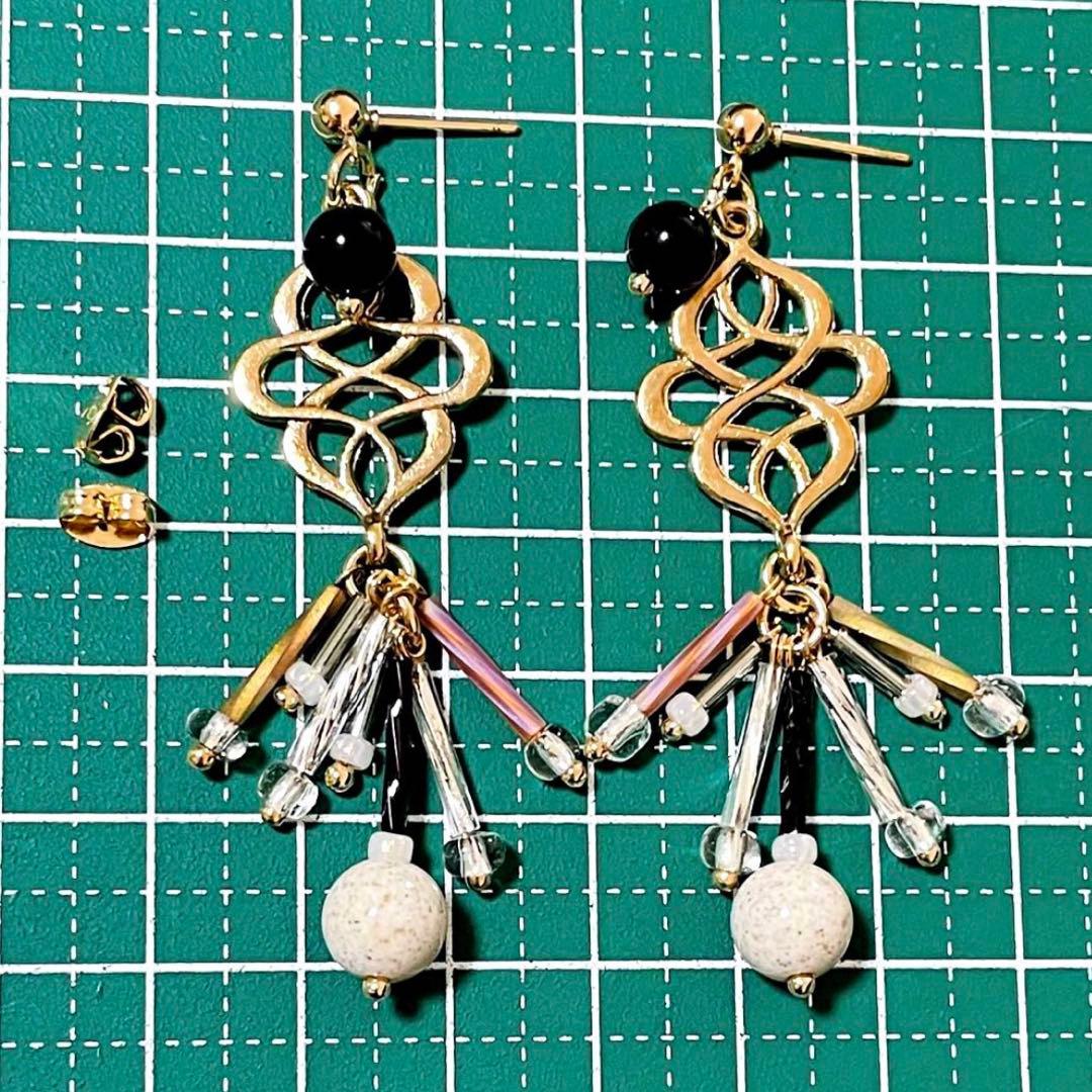 品質AAA 北投石 とオニキスのエターナル メタルプレート ポスト ピアス mg