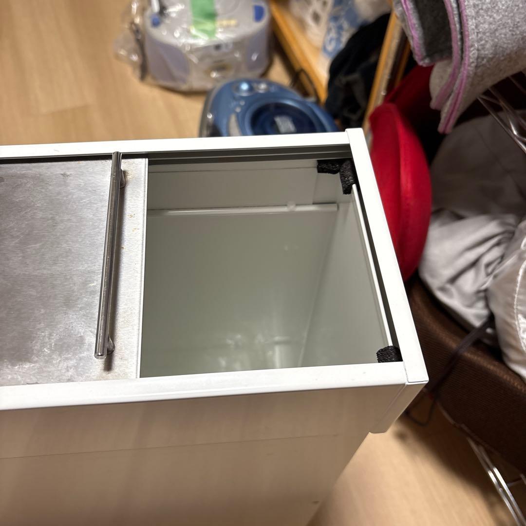 ホワイト スチール製 蓋付きごみ箱