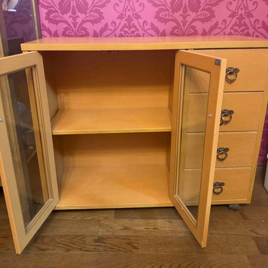 処分価格　ベルメゾン　日本製　木製キャビネット ガラス扉付き　キャスター付き