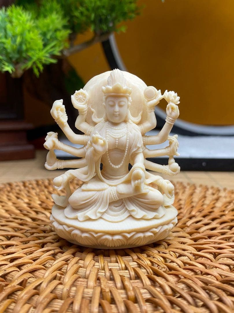 天然マンモス牙美しい手作り彫刻　千手観音　小さいな置物