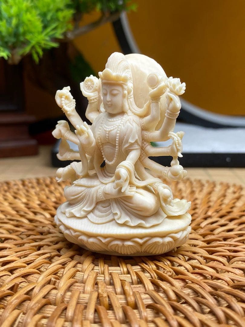 天然マンモス牙美しい手作り彫刻　千手観音　小さいな置物
