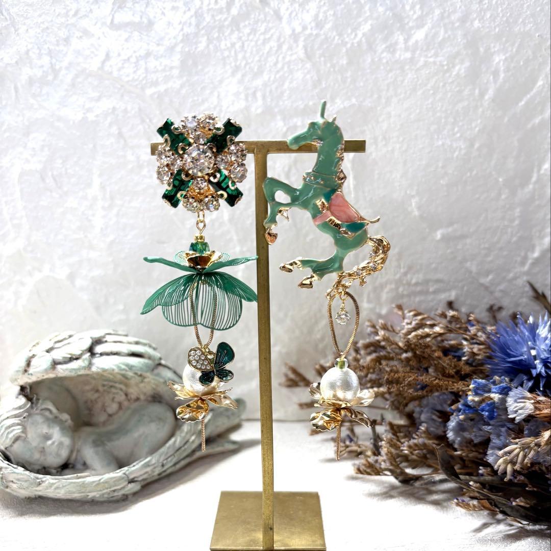 208 ブローチシリーズユニコーン✖︎ステンレス透かし花びら　ピアスorイヤリング