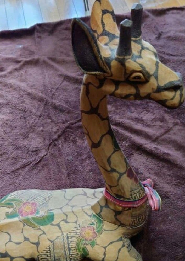 珍しい　木製キリン置物