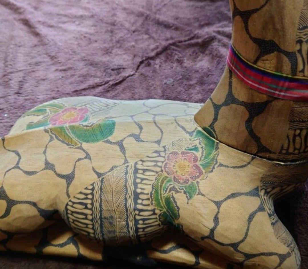 珍しい　木製キリン置物