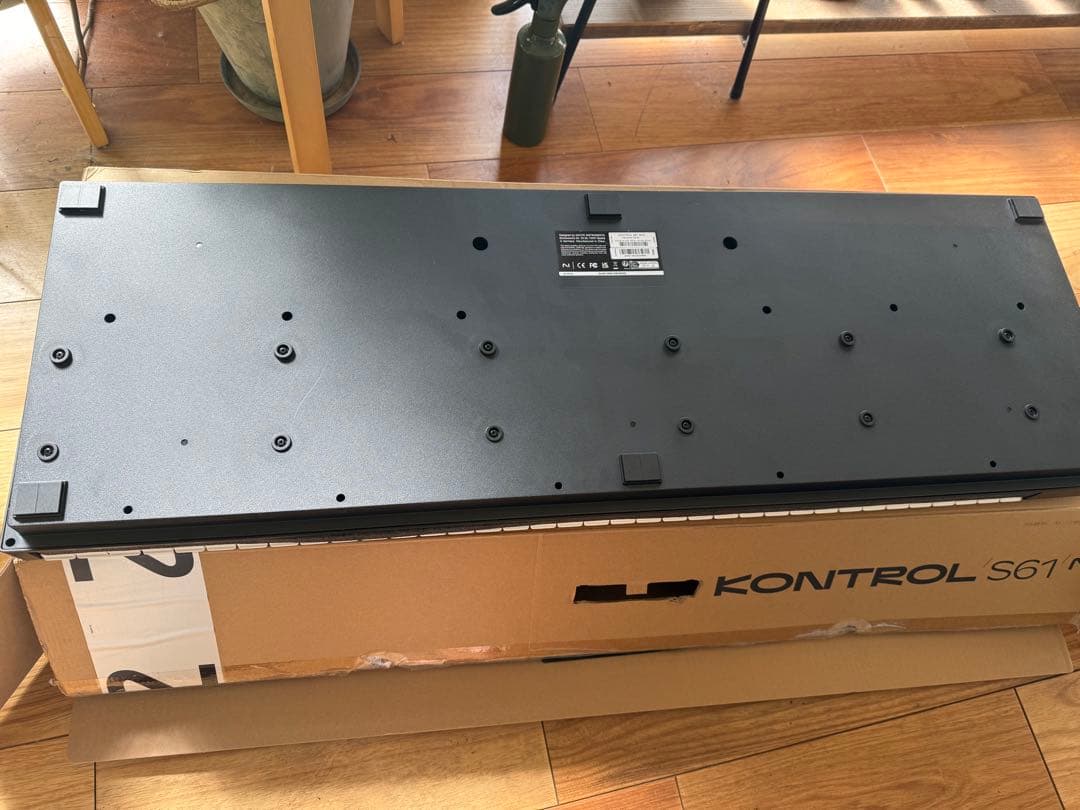 新品同様品　KONTROL S61 MIDIキーボード