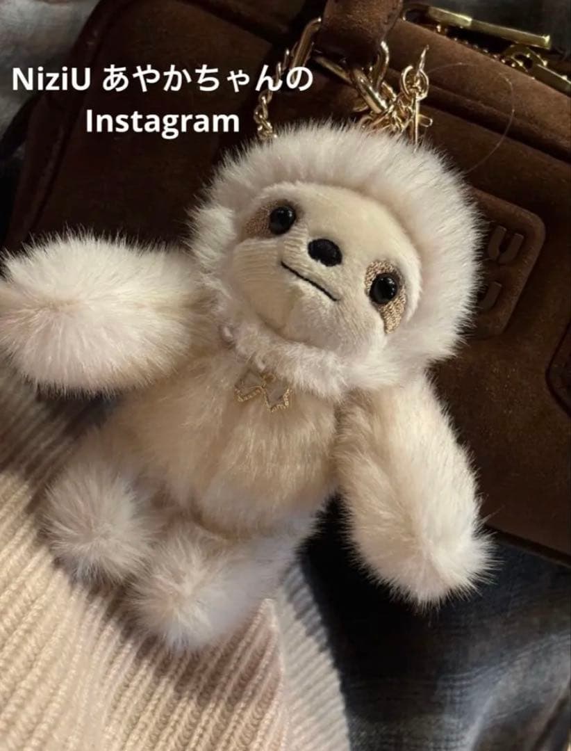 リ*ト様 ナマケモノキーホルダー白 NiziU アヤカ - メルカリ