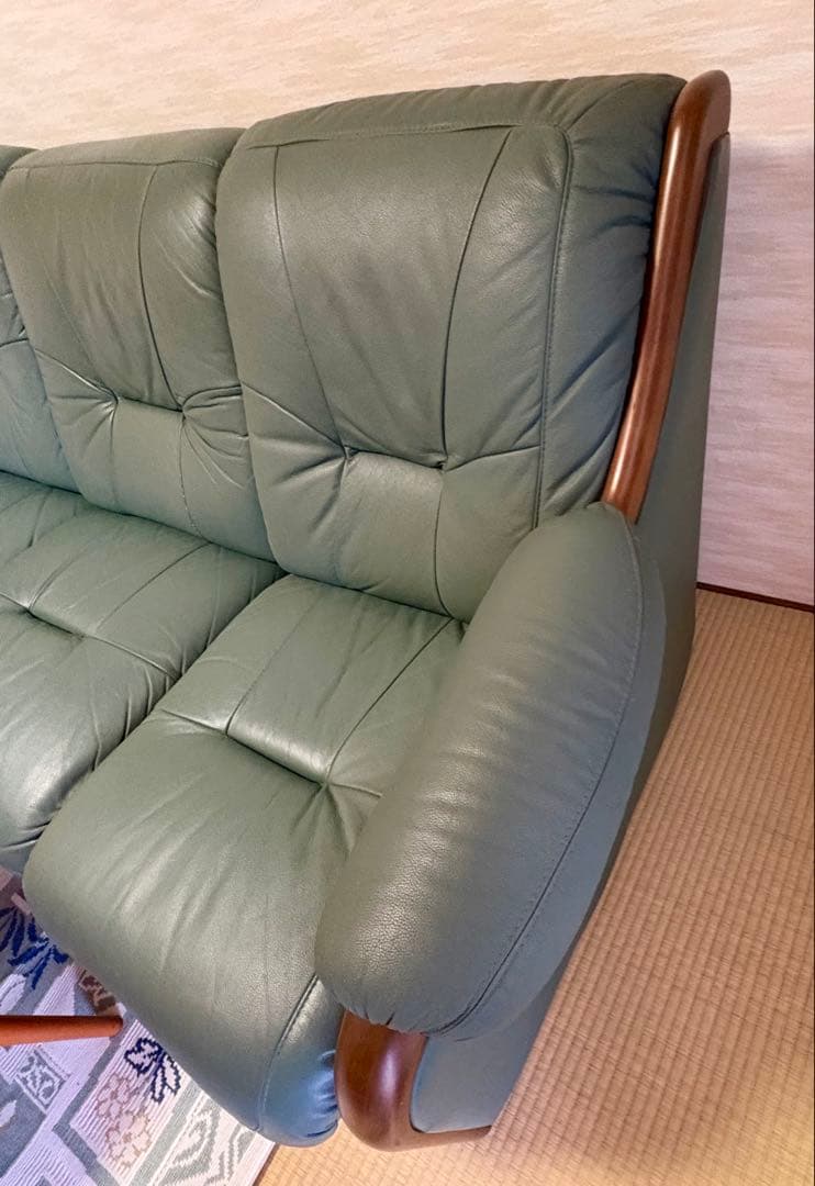 緑色レザー調ソファ 木製アームレスト付き☆本土内送料込み