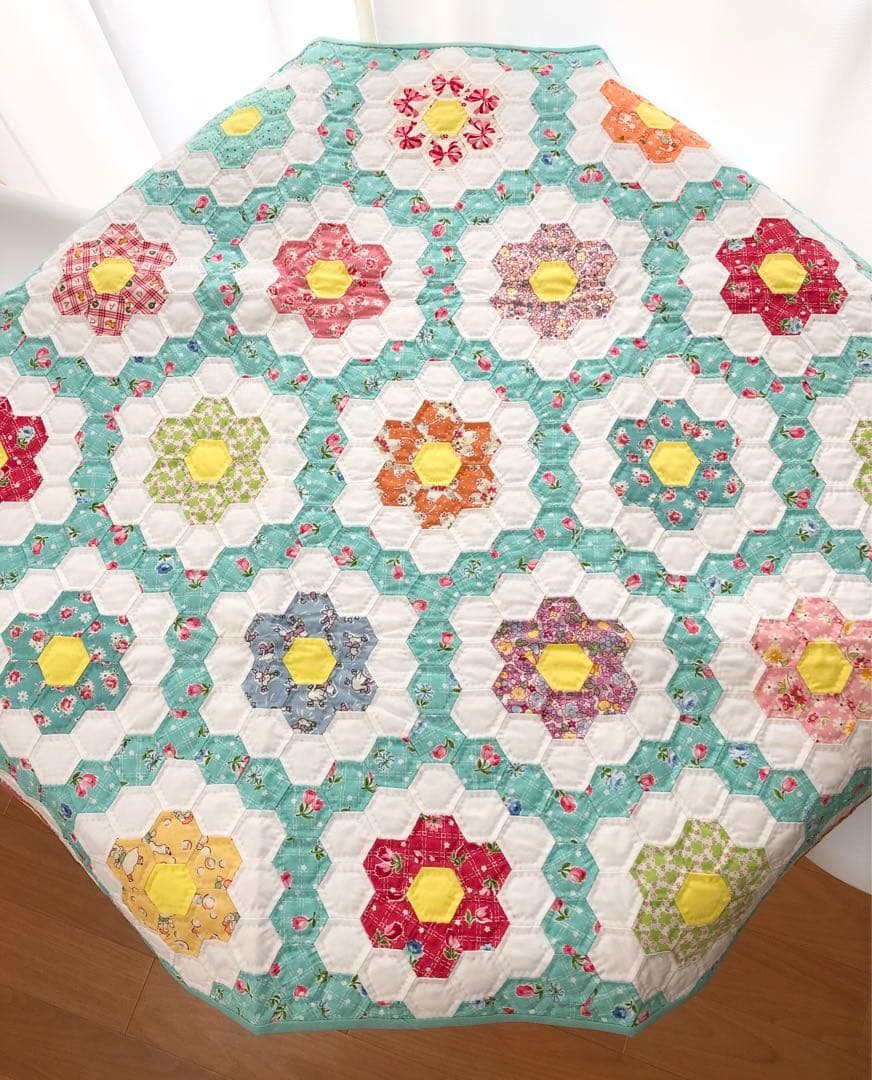 ☆ハンドメイド☆パッチワークキルト・ヘキサゴン・タペストリー