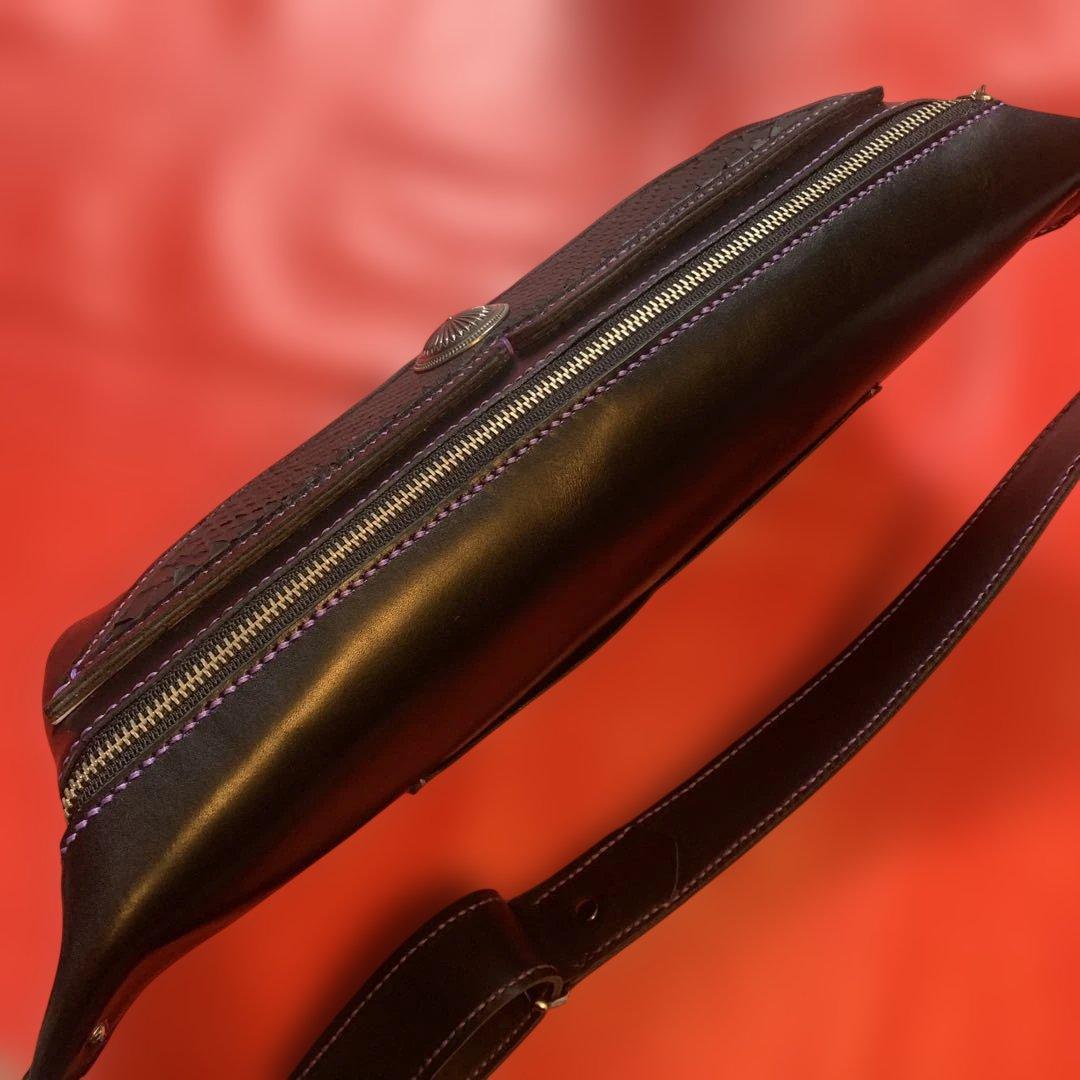 ハンドメイドレザークラフト牛革黒色✖️ブラックパイソンボディ肩掛けバッグコンチョ付