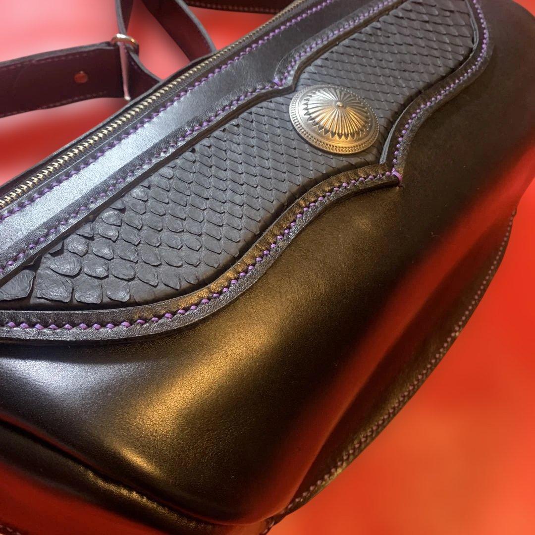 ハンドメイドレザークラフト牛革黒色✖️ブラックパイソンボディ肩掛けバッグコンチョ付