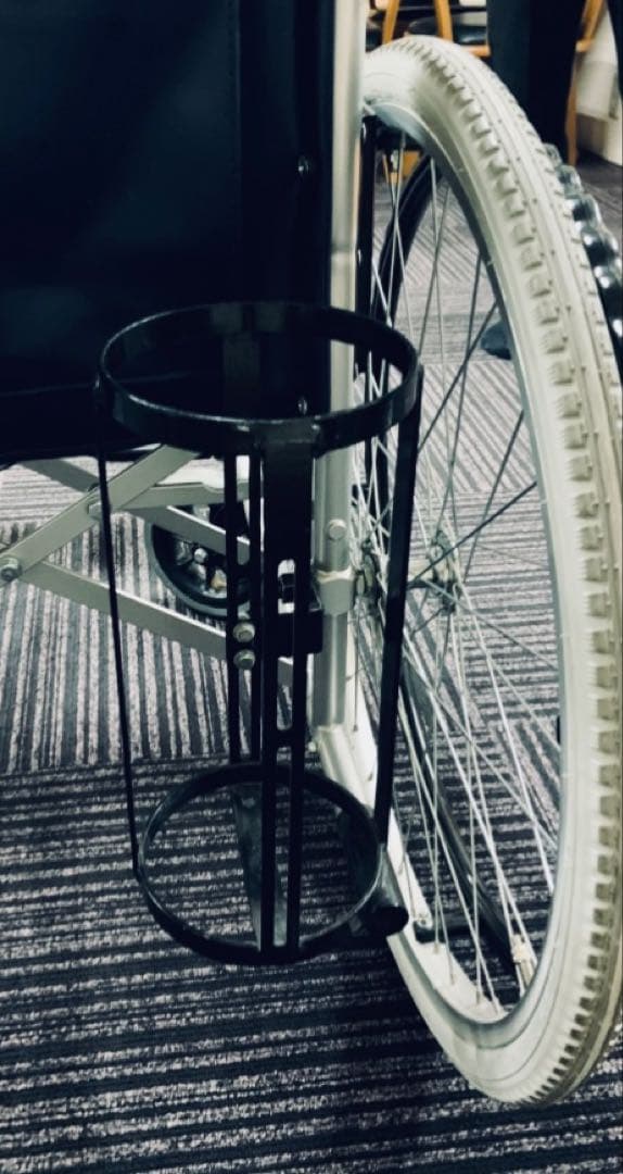 病院・施設で定番のスチール製車いす KR801Nソリッド[高床]