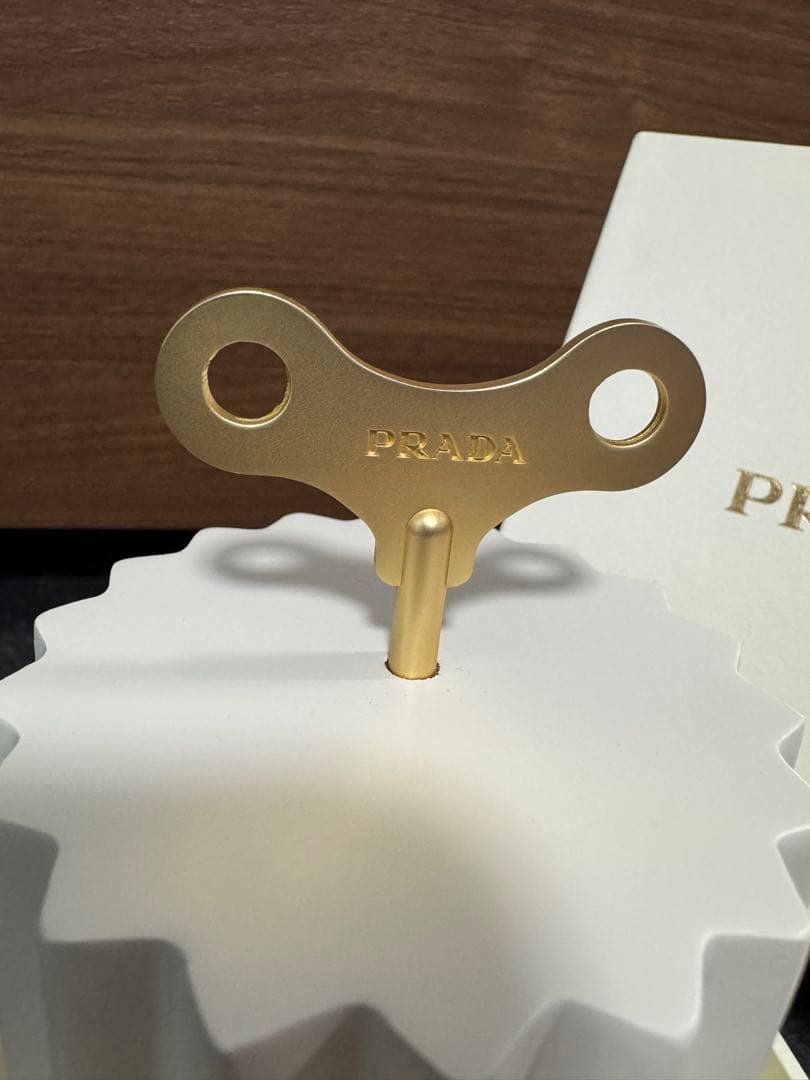 PRADA オルゴール 白色