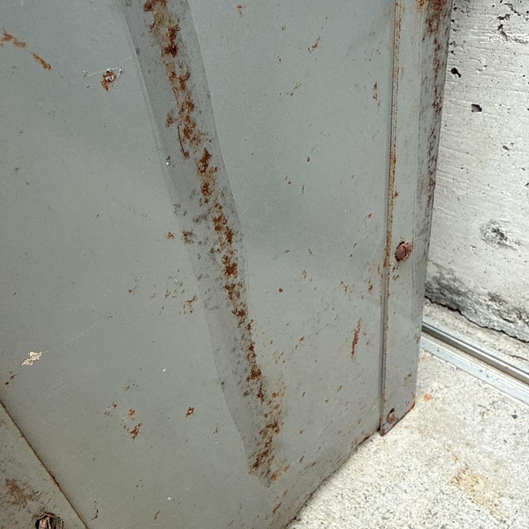 インダストリアル　古い錆たスチールラック 収納24個　ビンテージ　ガレージ