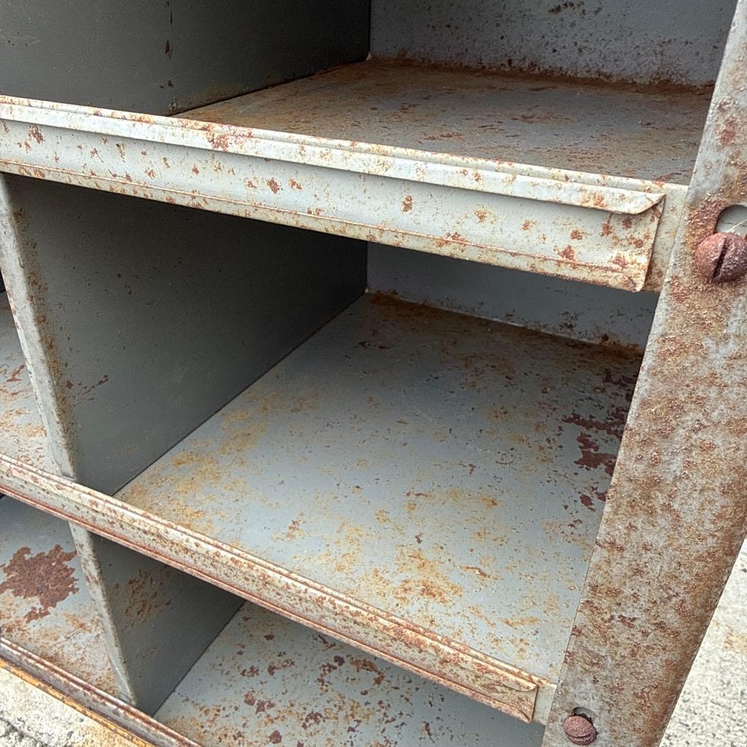 インダストリアル　古い錆たスチールラック 収納24個　ビンテージ　ガレージ