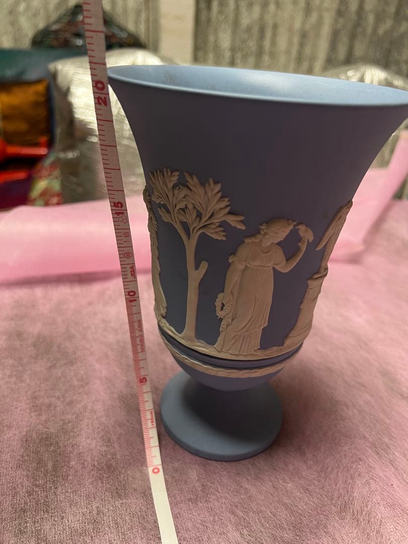 ウエッジウッド 青い陶器の浮彫り花瓶 高さ約20cm