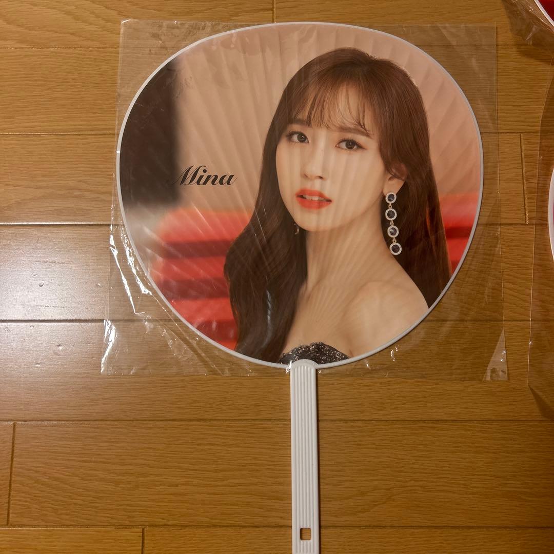 twice うちわ4枚 缶バッチ4個 計8点セット - メルカリ