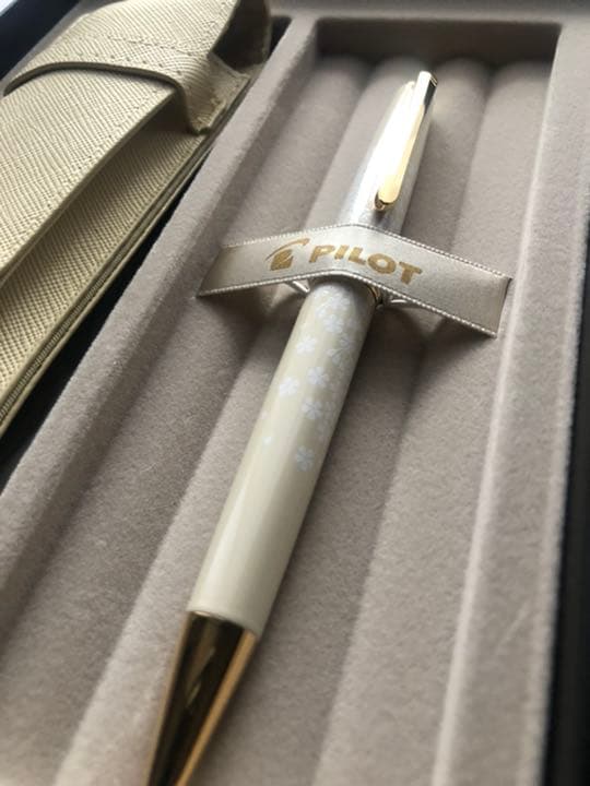 Pilotボールペン新品未使用箱付きレディホワイト