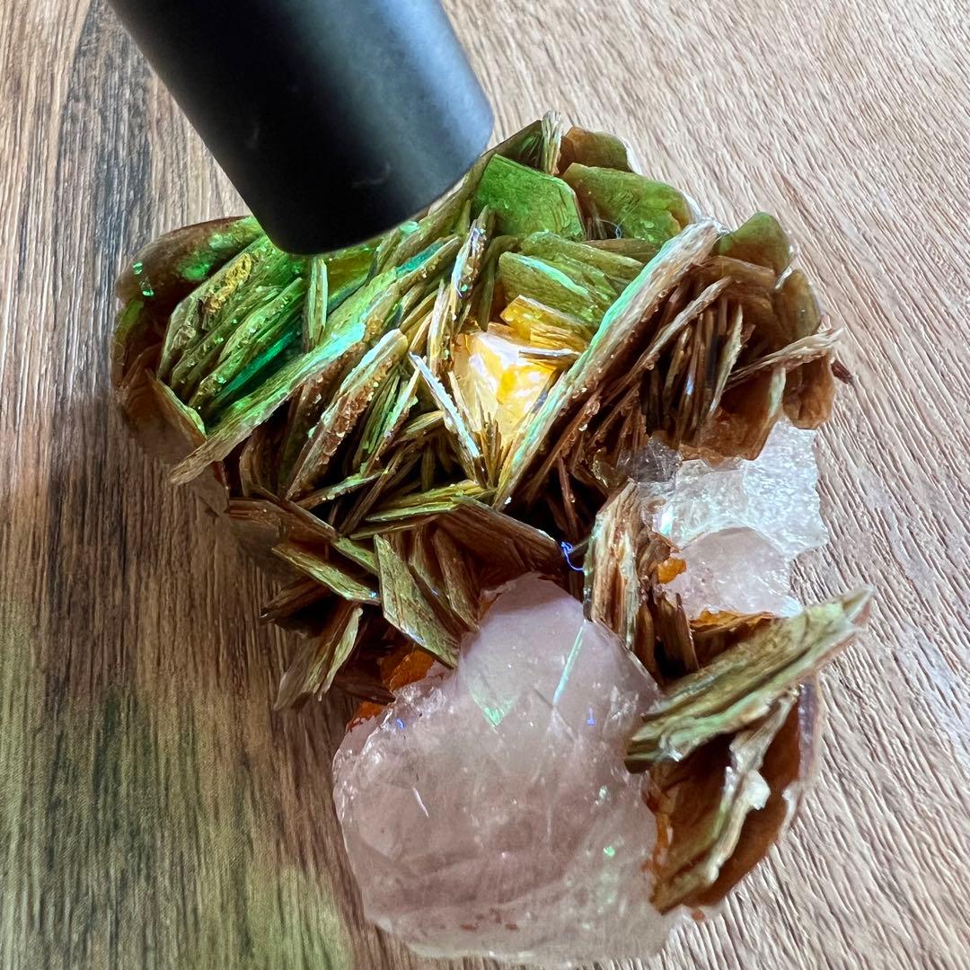 蛍光 ピンク アパタイト マスコバイト 共生 鉱物 標本 原石 フルオレッセンス