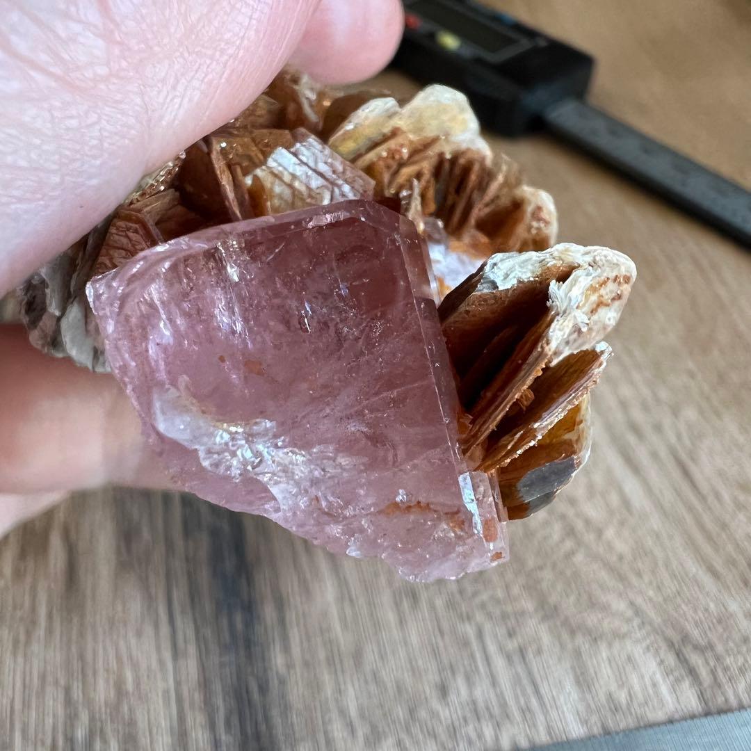 蛍光 ピンク アパタイト マスコバイト 共生 鉱物 標本 原石 フルオレッセンス