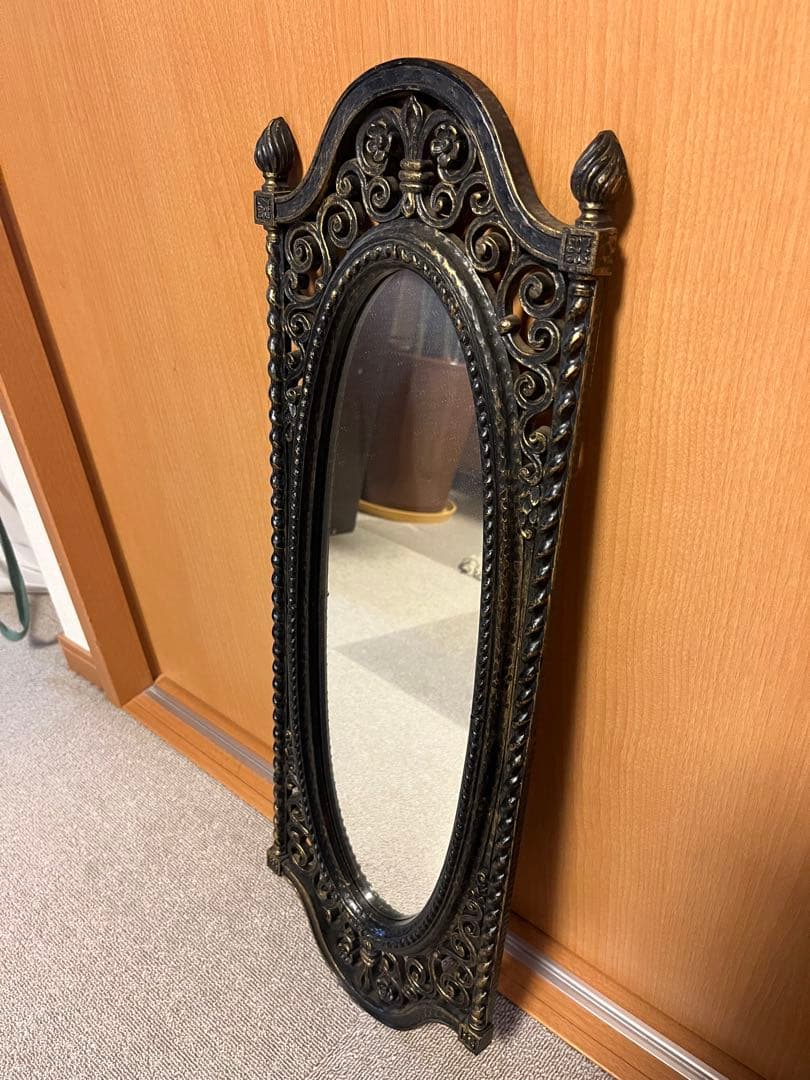 装飾的なオーバル型壁掛け鏡 黒と金のフレーム