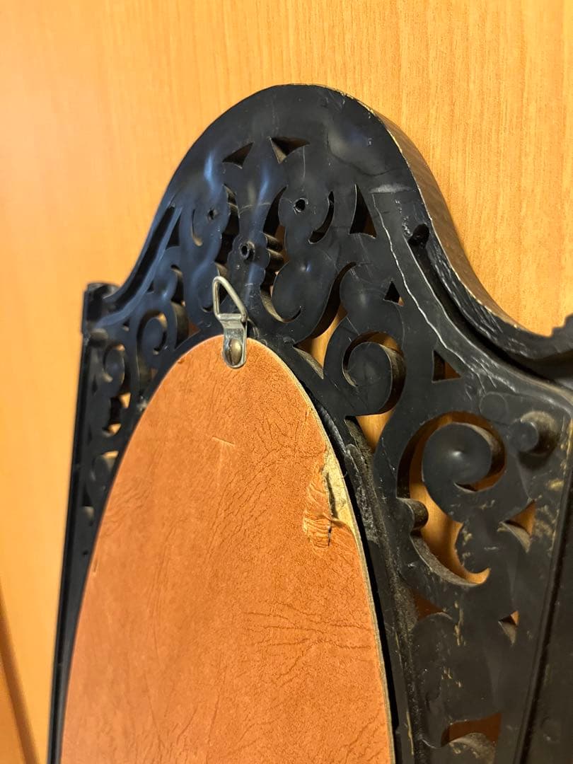 装飾的なオーバル型壁掛け鏡 黒と金のフレーム