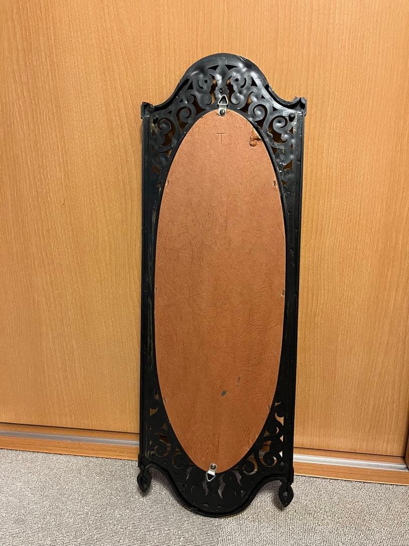 装飾的なオーバル型壁掛け鏡 黒と金のフレーム