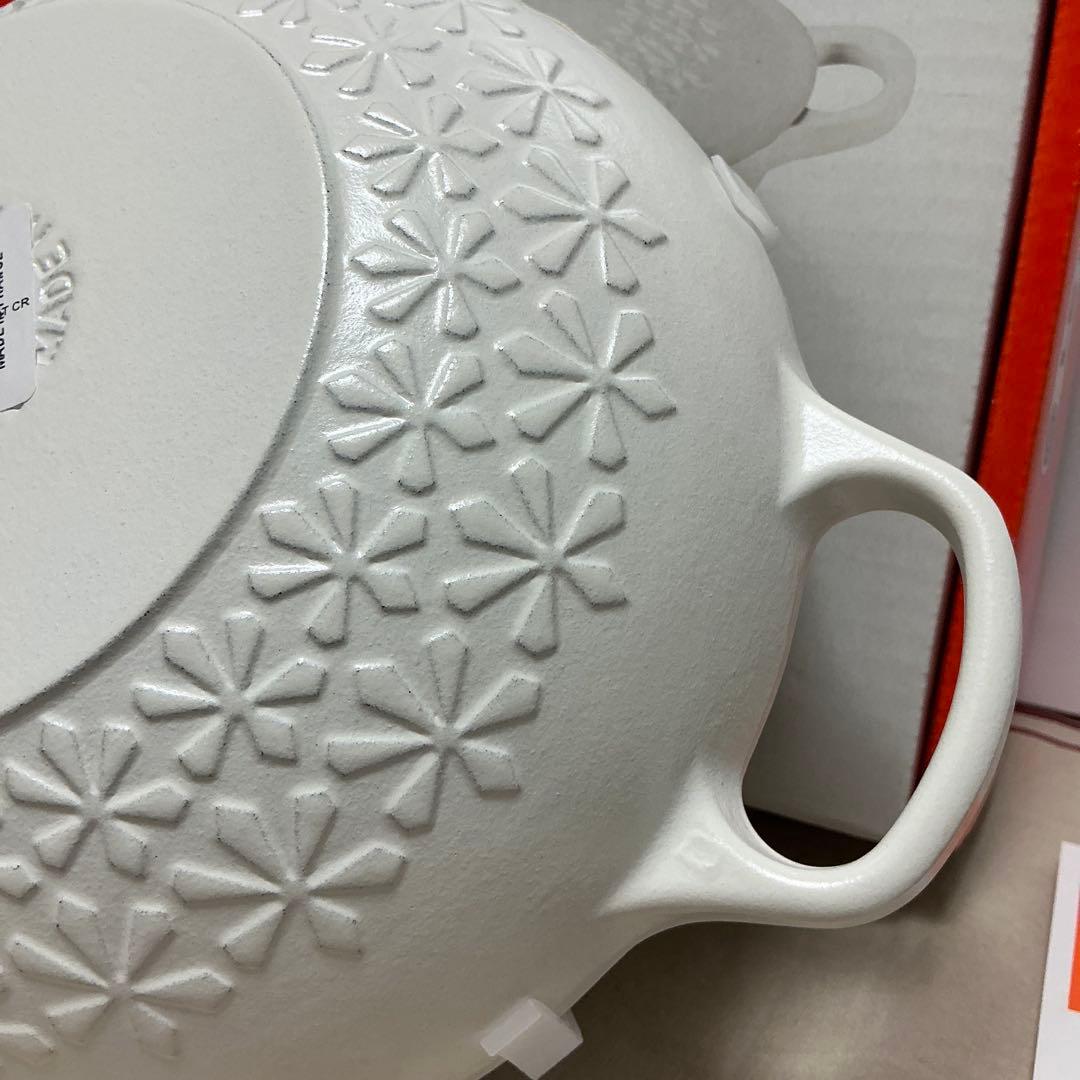 ルクルーゼ マルミット フラワーレリーフ　 22cm コットン　ゴールドツマミ