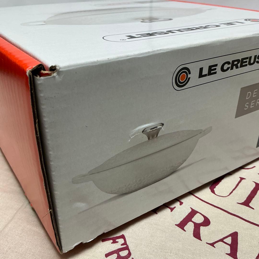 ルクルーゼ マルミット フラワーレリーフ　 22cm コットン　ゴールドツマミ