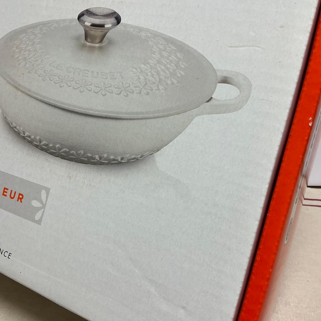 ルクルーゼ マルミット フラワーレリーフ　 22cm コットン　ゴールドツマミ