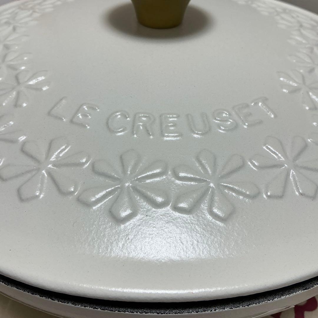 ルクルーゼ マルミット フラワーレリーフ　 22cm コットン　ゴールドツマミ