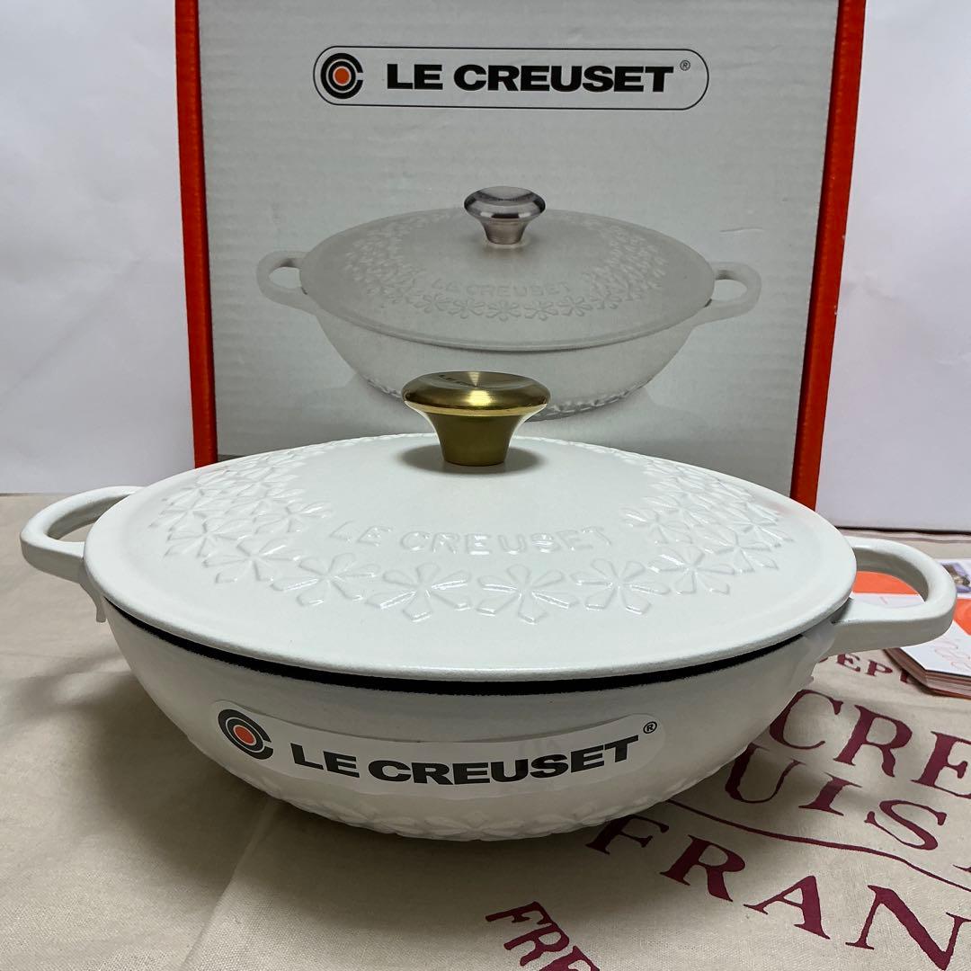 ルクルーゼ マルミット フラワーレリーフ　 22cm コットン　ゴールドツマミ