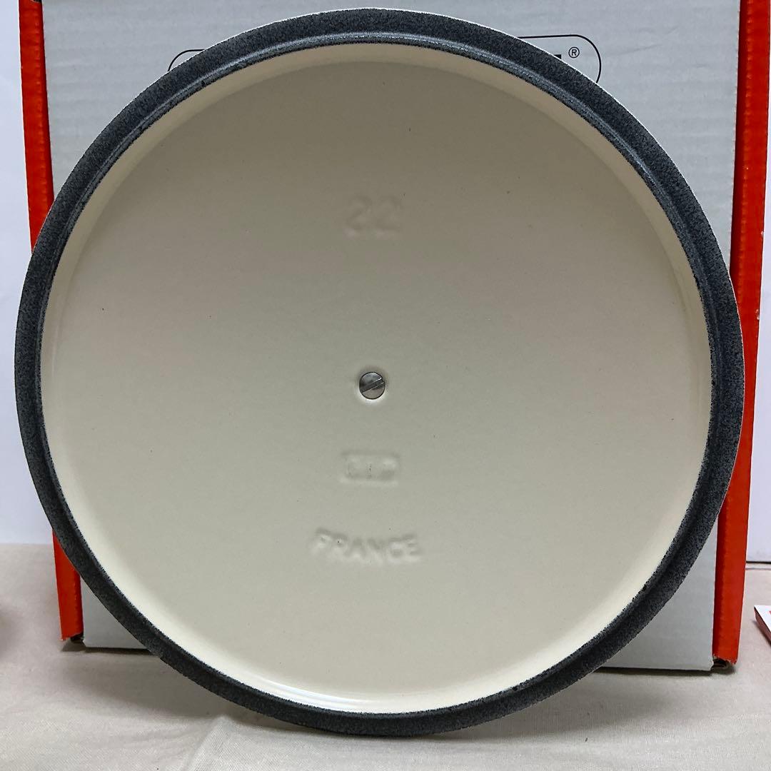 ルクルーゼ マルミット フラワーレリーフ　 22cm コットン　ゴールドツマミ