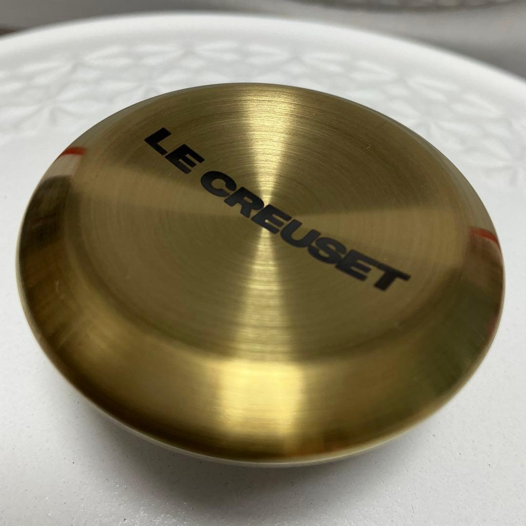 ルクルーゼ マルミット フラワーレリーフ　 22cm コットン　ゴールドツマミ