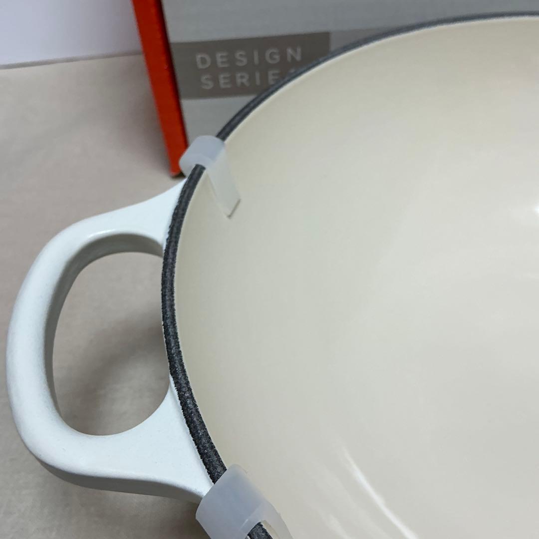 ルクルーゼ マルミット フラワーレリーフ　 22cm コットン　ゴールドツマミ