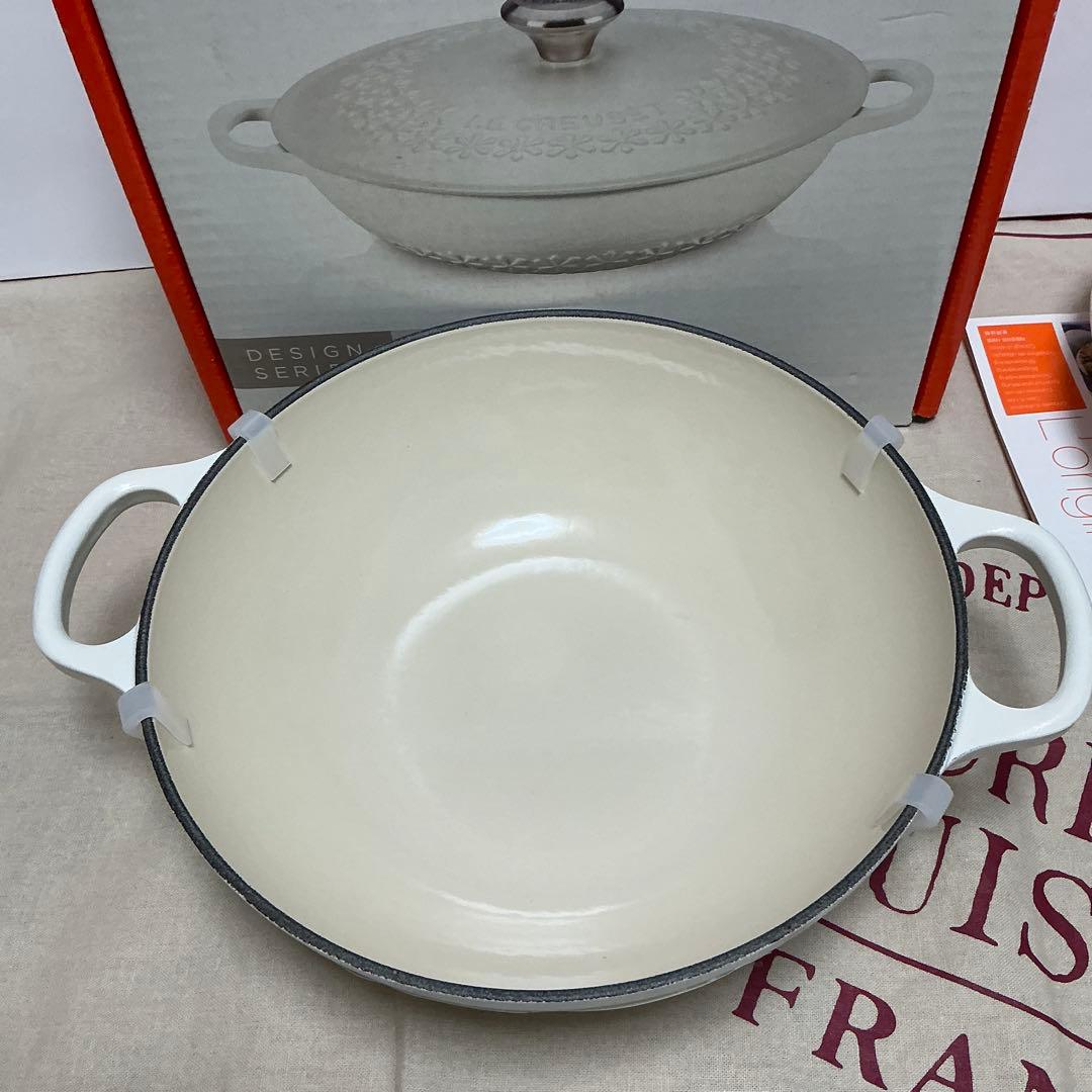 ルクルーゼ マルミット フラワーレリーフ　 22cm コットン　ゴールドツマミ