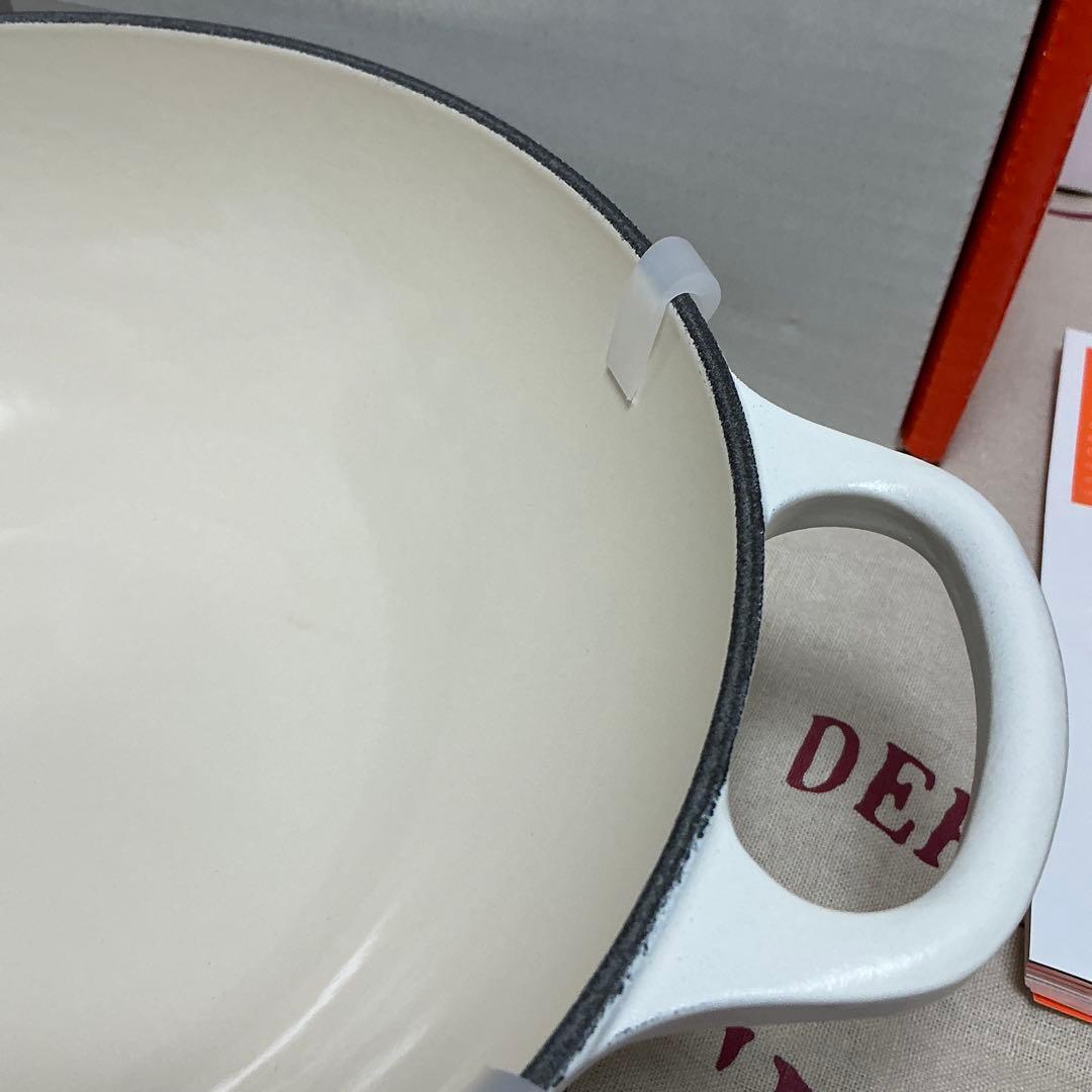 ルクルーゼ マルミット フラワーレリーフ　 22cm コットン　ゴールドツマミ