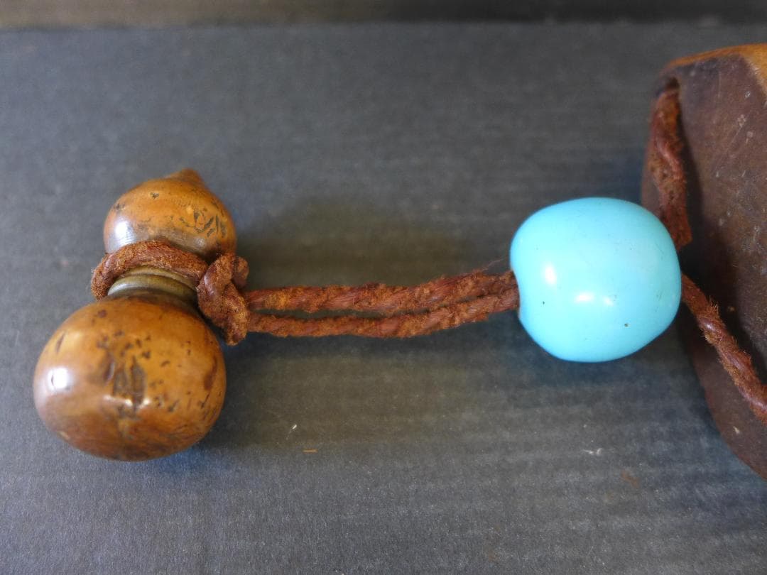 明治大正期頃 一刀彫 刻み煙草入 瓢箪根付・水色ガラス緒締め 提げ物