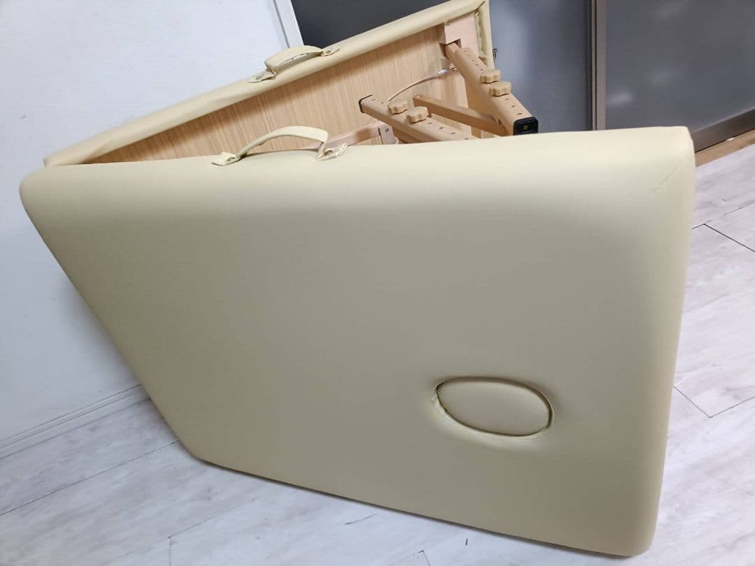 美品　有孔　施術ベッド 折りたたみベッド セブンビューティー　カバー付き