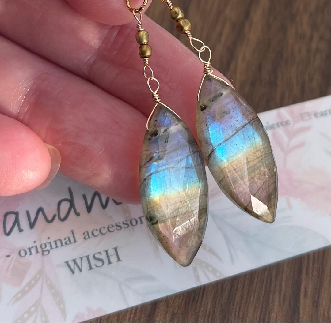 珍しいマルチカラーラブラドライトマーキスのピアスチャーム