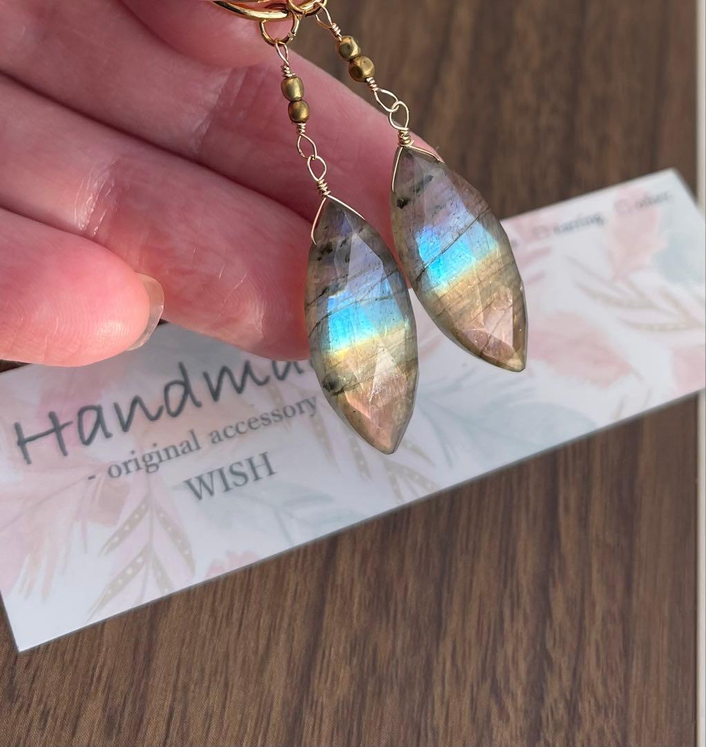 珍しいマルチカラーラブラドライトマーキスのピアスチャーム