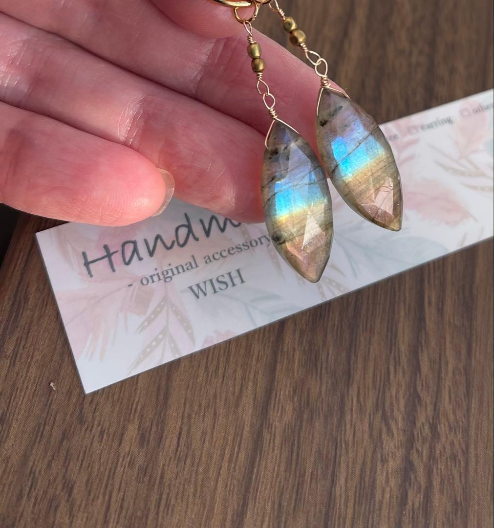 珍しいマルチカラーラブラドライトマーキスのピアスチャーム